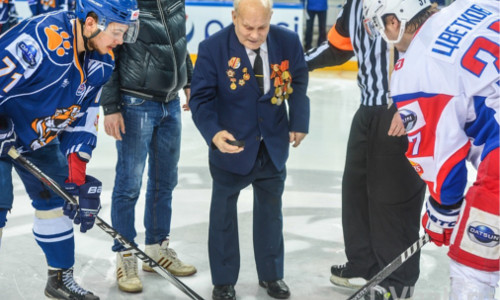 Хабаровскому ветерану войны подарили памятную клюшку на хоккейном матче
