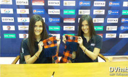 Капитаны группы поддержки ХК "Амур" Арина и Алиса Ануфриенко рассказали, чего не хватает их хоккейной команде